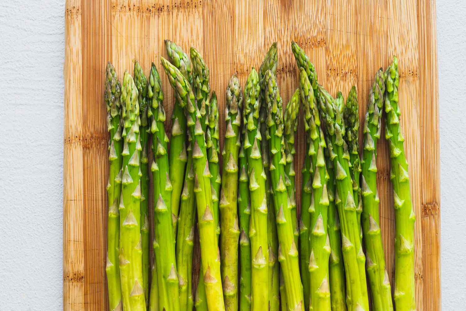 Comment nettoyer les asperges pour ôter saletés et pesticides