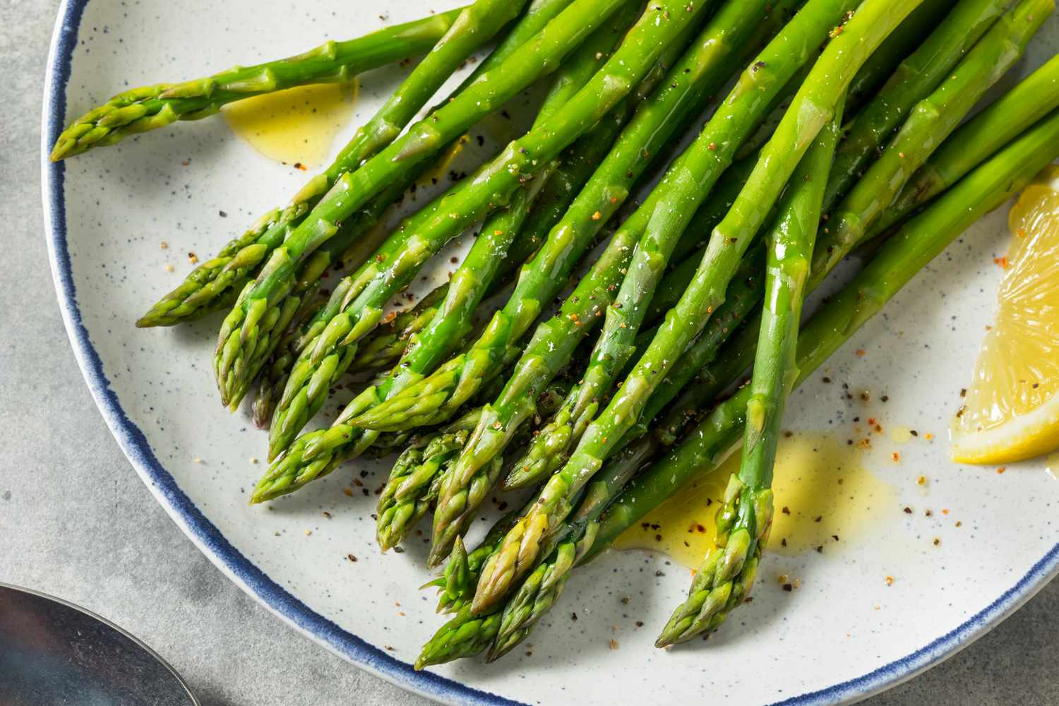 La méthode recommandée pour couper les asperges, selon un expert