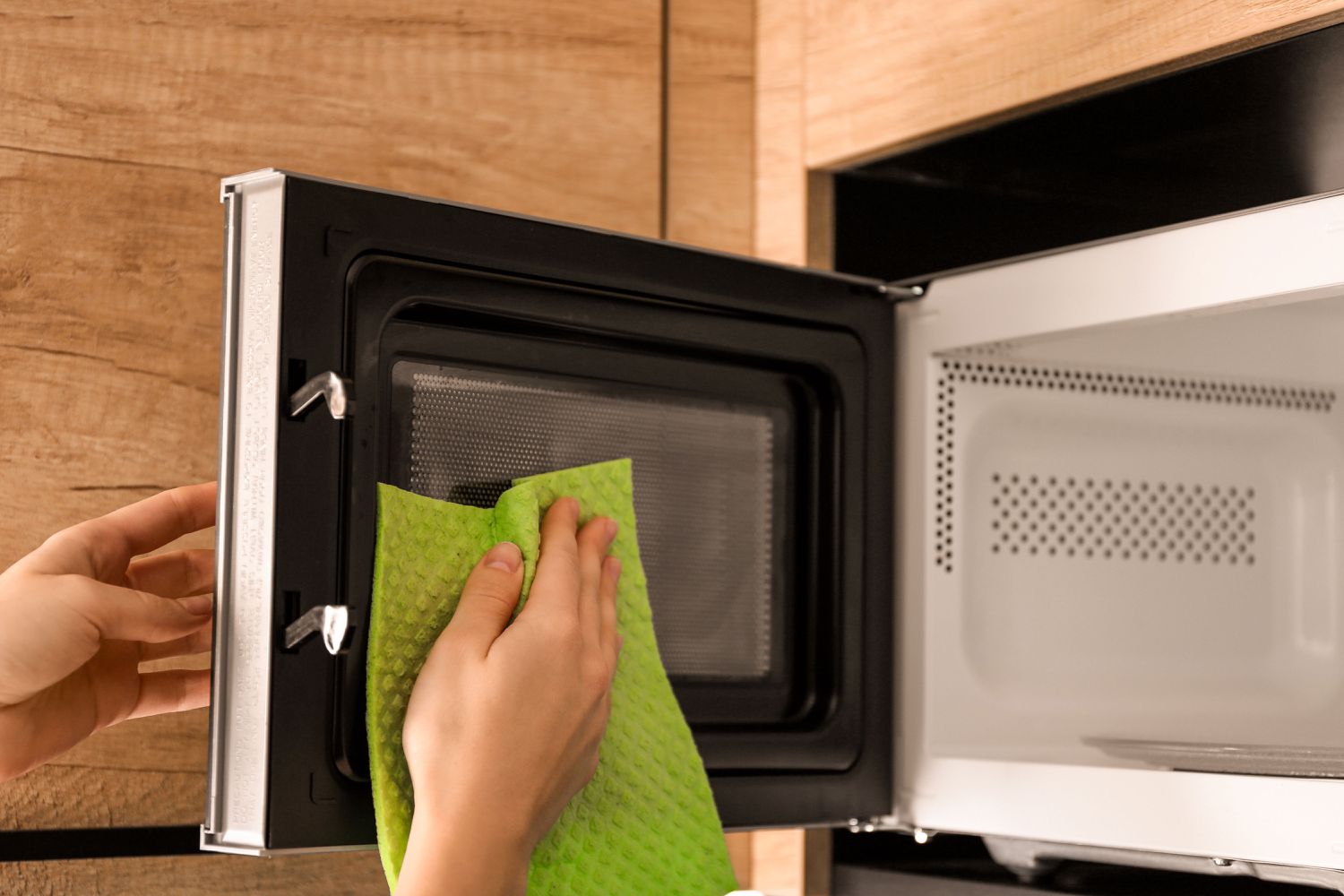 Le moyen le plus simple et naturel pour nettoyer votre micro-ondes