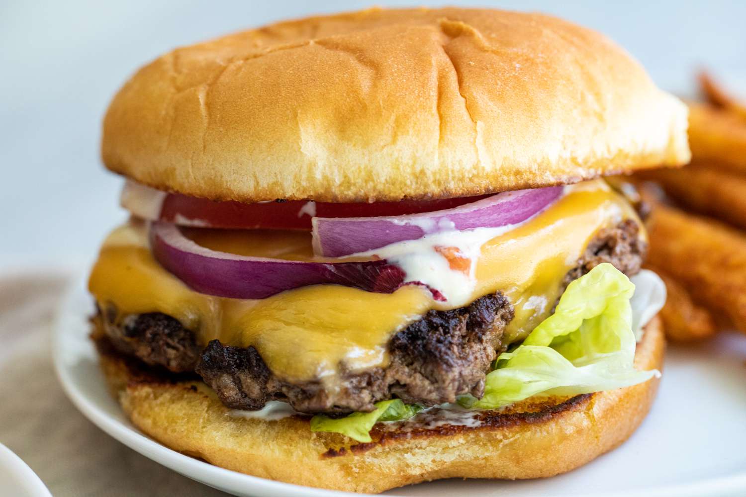 15 recettes de hamburgers au-delà de la laitue, tomate et cornichon