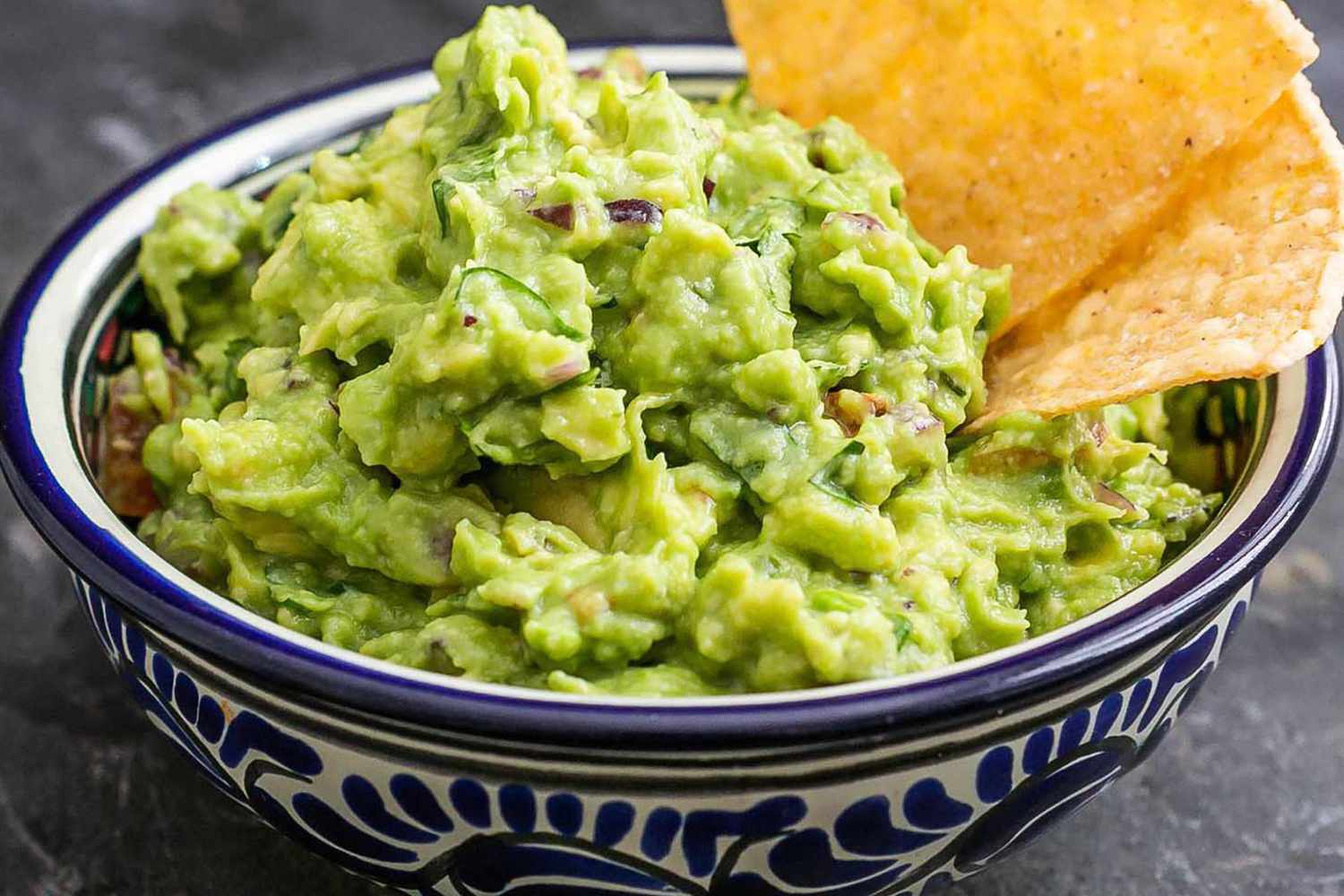 Est-il sûr de consommer du guacamole devenu brun ? Les avis des experts
