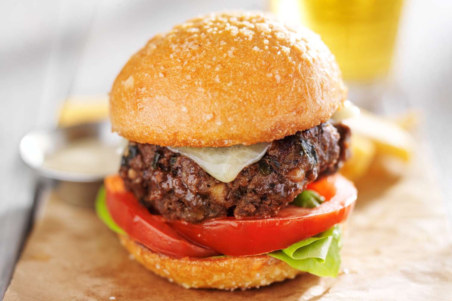 La méthode infaillible pour griller un hamburger juteux et savoureux