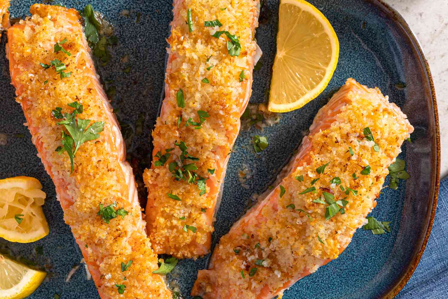Vue de dessus d'un plat avec des filets de saumon