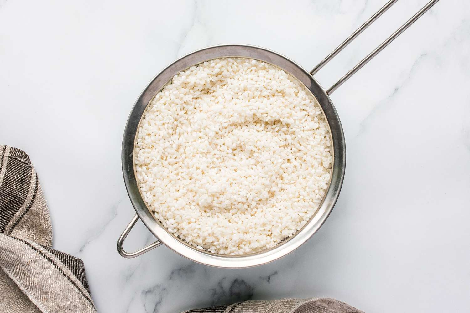 Devez-vous toujours rincer le riz et comment le faites-vous ?