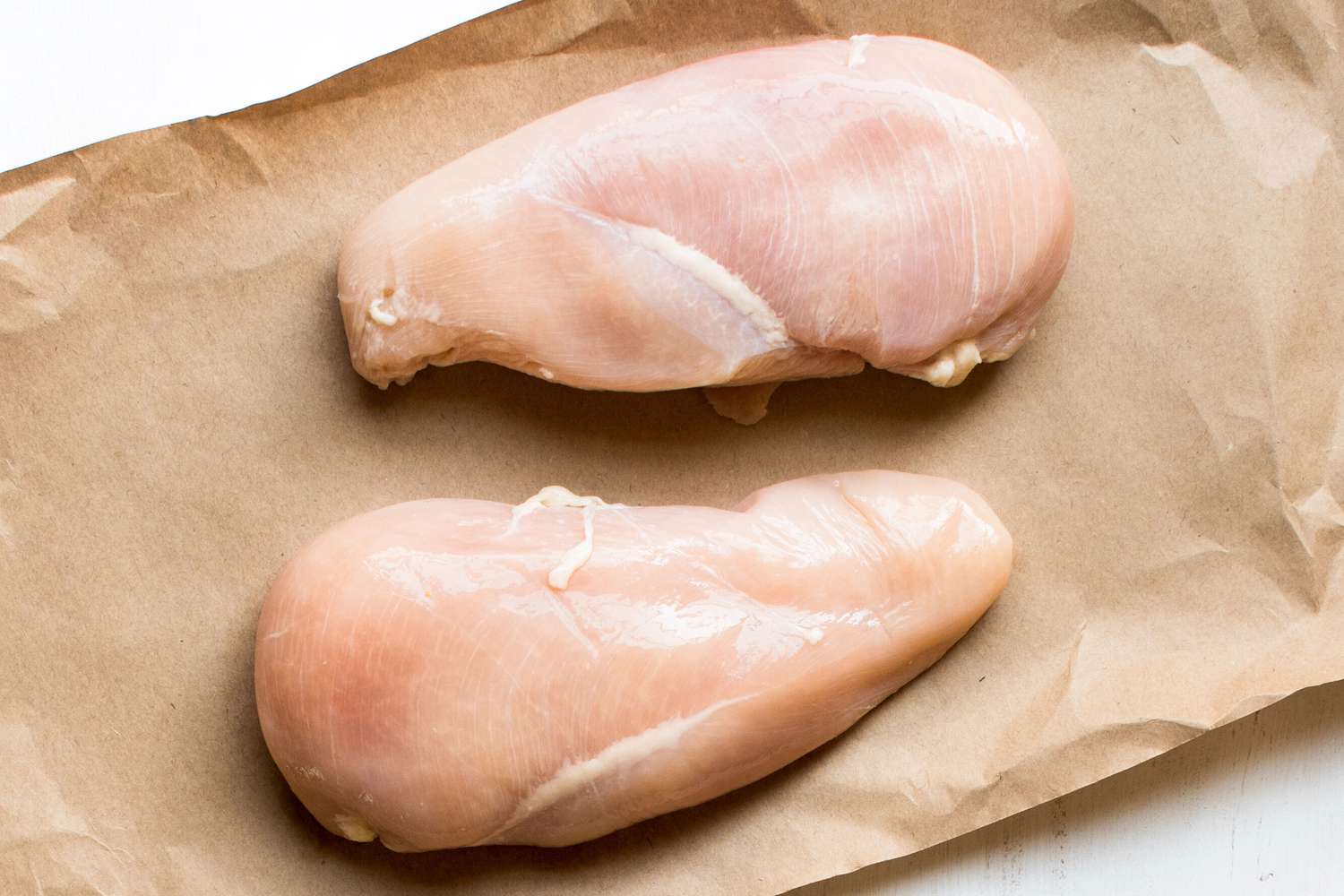 Que sont ces filaments blancs sur mon poulet, et sont-ils comestibles ?