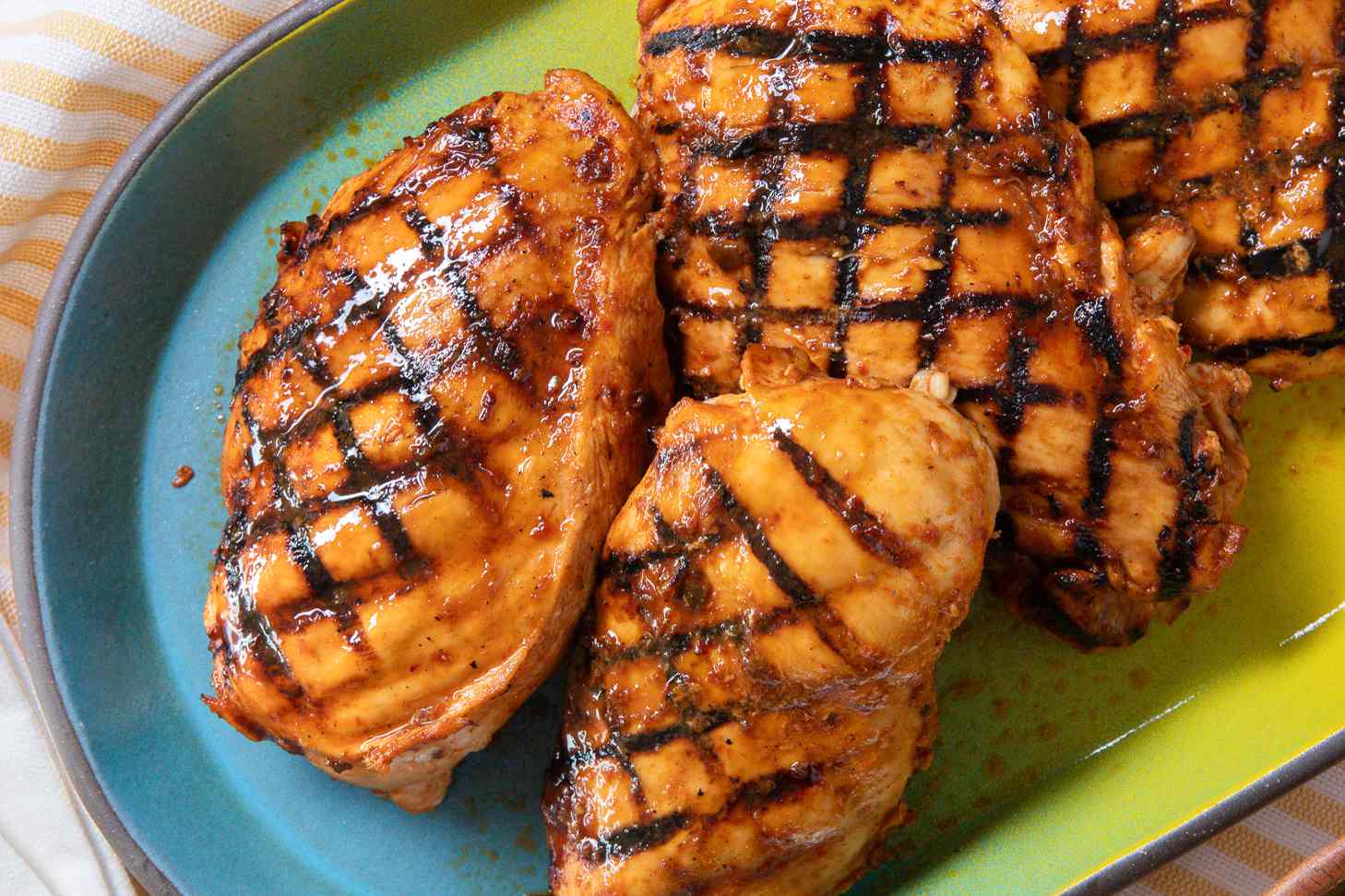 Comment préparer des poitrines de poulet grillées juteuses avec un ingrédient secret
