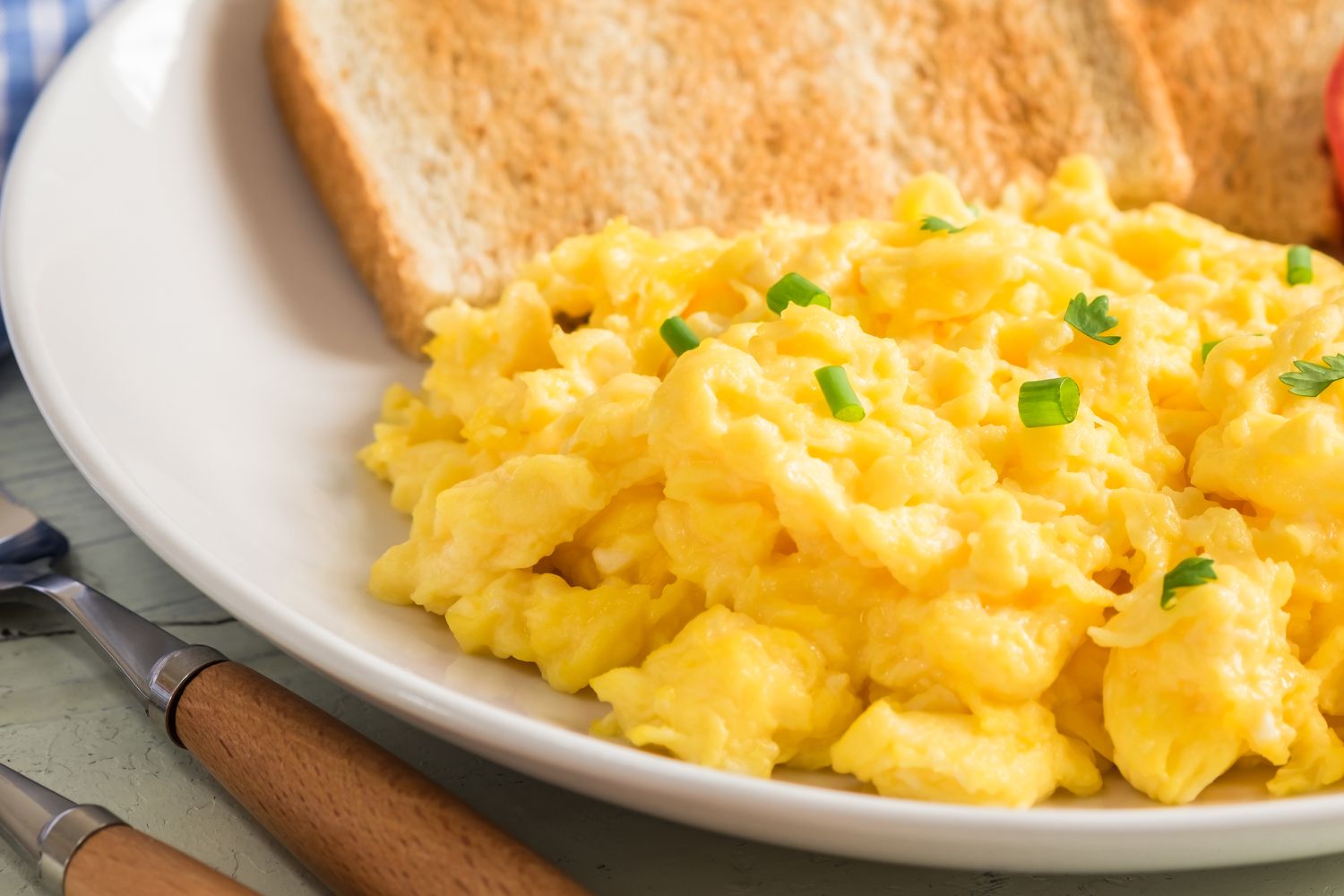 Comment réussir la cuisson des œufs brouillés à chaque fois