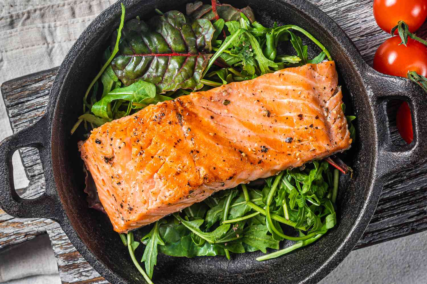 Rincer le saumon avant la cuisson : est-ce vraiment sûr ?