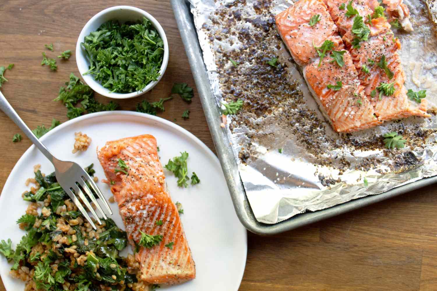 Saumon cuit sur une assiette avec des légumes verts