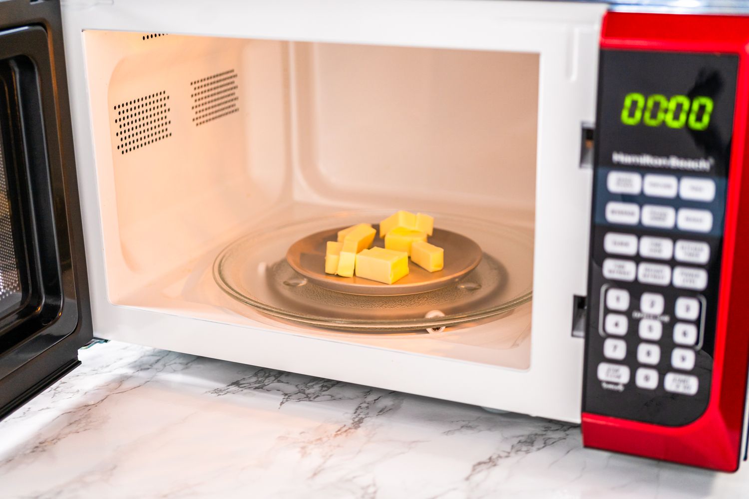 L'astuce simple pour éviter que le beurre n'explose dans le micro-ondes
