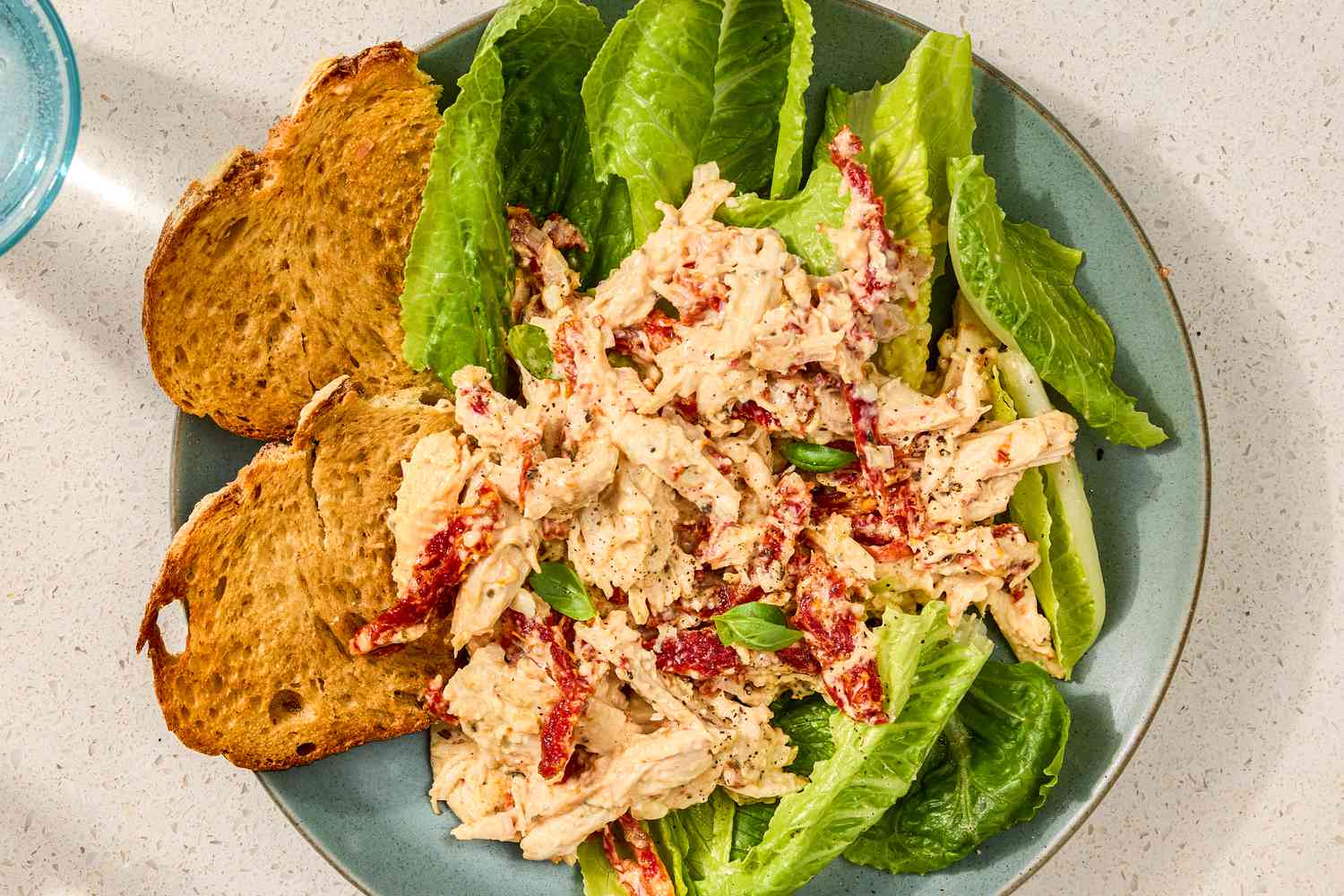 Salade de poulet sur un lit de laitue
