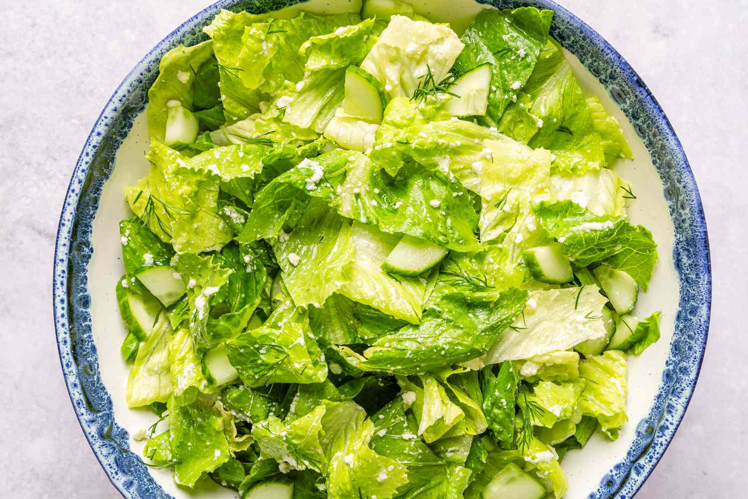 Maroulosalata (salade grecque) dans un bol (gros plan)