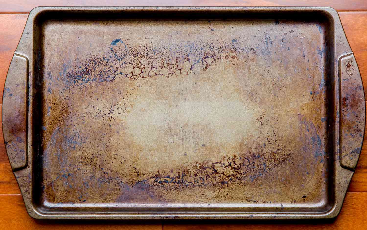 L'accumulation de brun foncé sur vos plaques à pâtisserie est-elle dangereuse ?