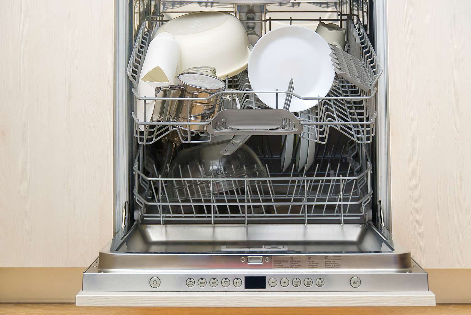 Une chose à ne jamais mettre dans le panier inférieur du lave-vaisselle