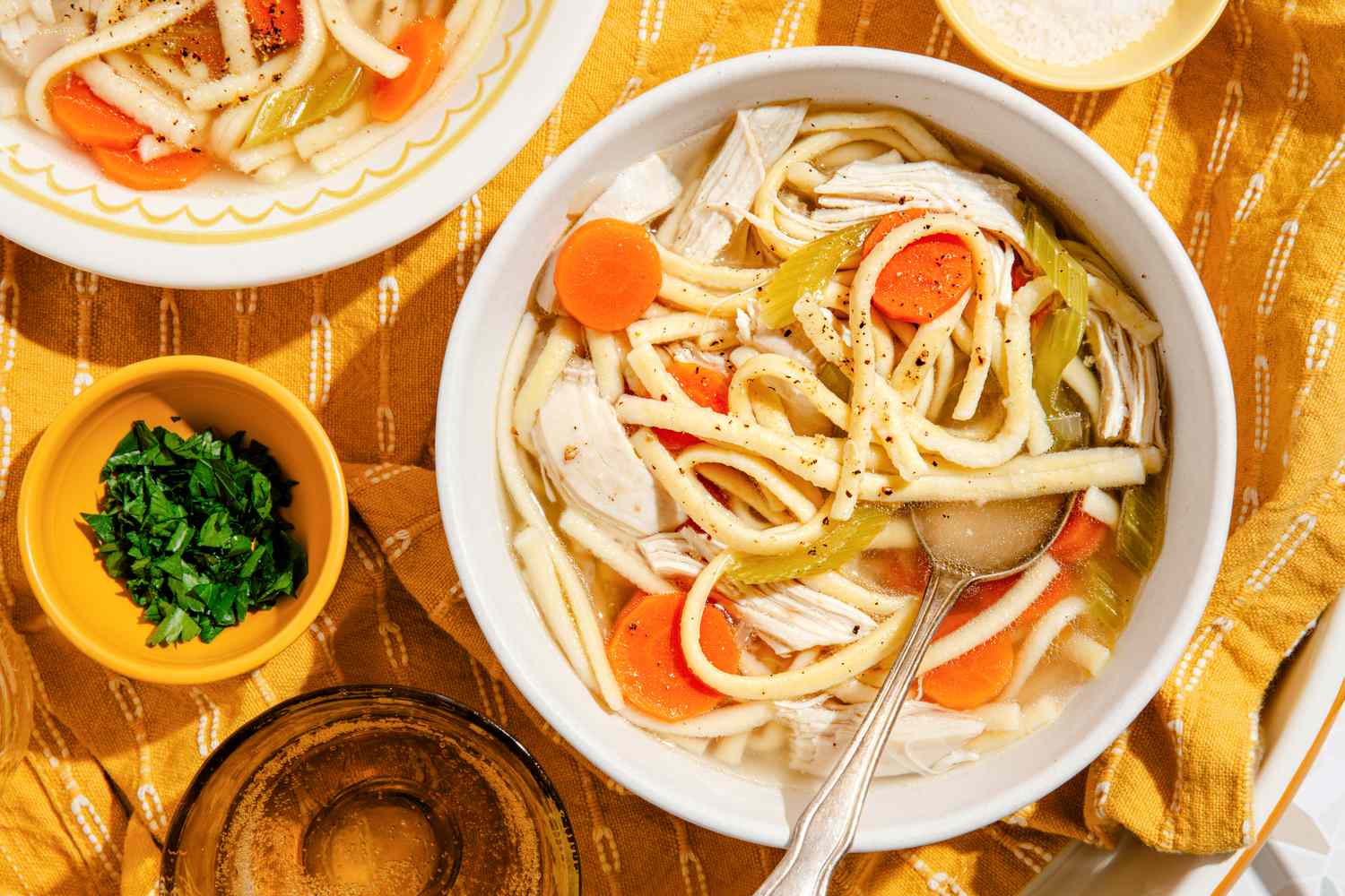 Une délicieuse soupe de poulet et nouilles à l'italienne.